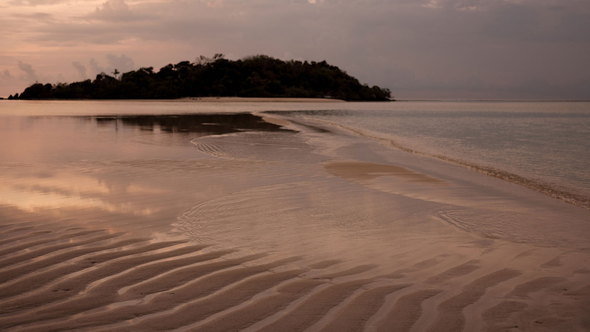 Bawah-Reserve_sand_ripples_on_the_beach_ZOOM
