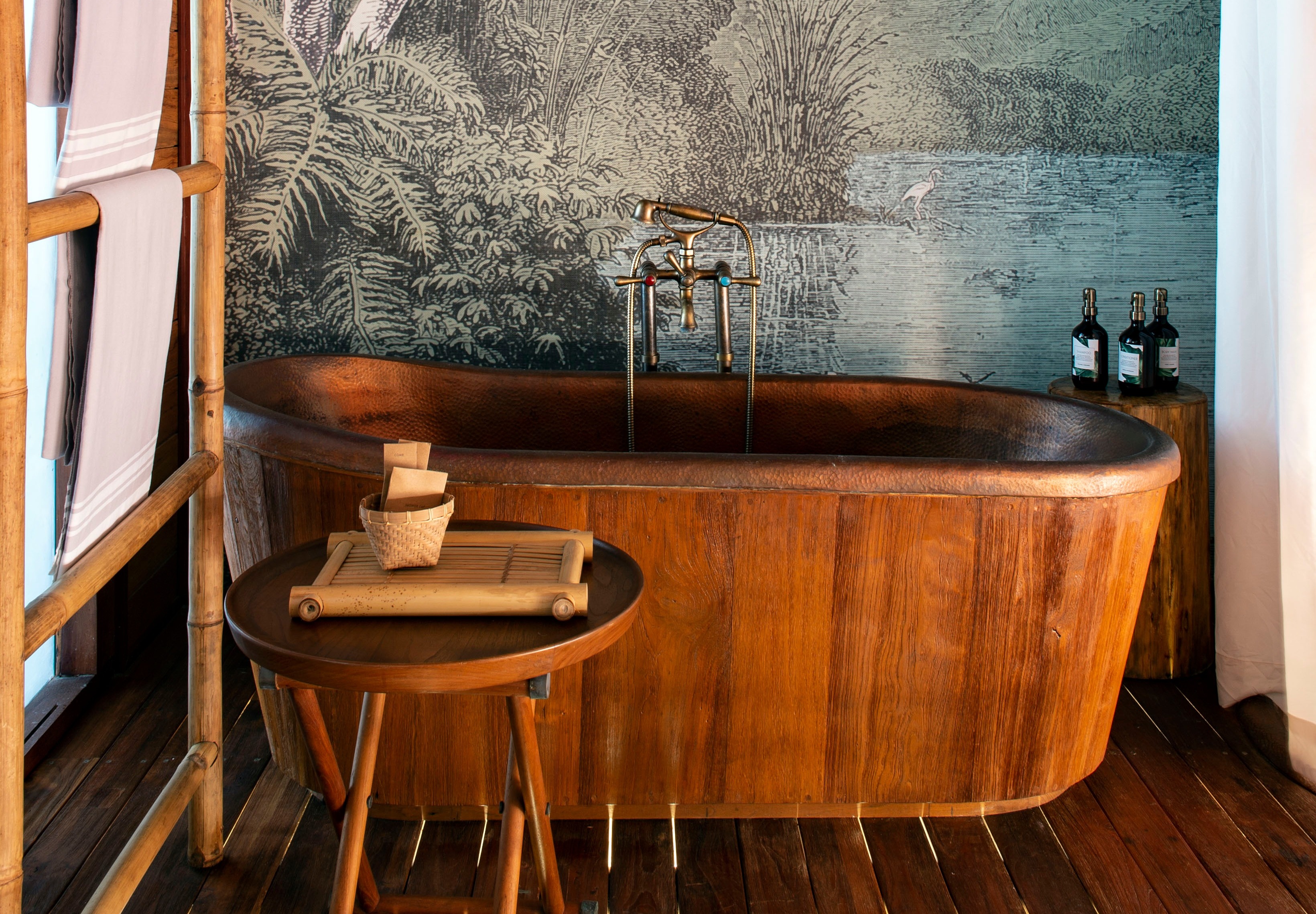 copper_bath_tub_side_wall_painting_with_shower_faucet_bamboo_towel_ladder_overwater_suite (2)-1