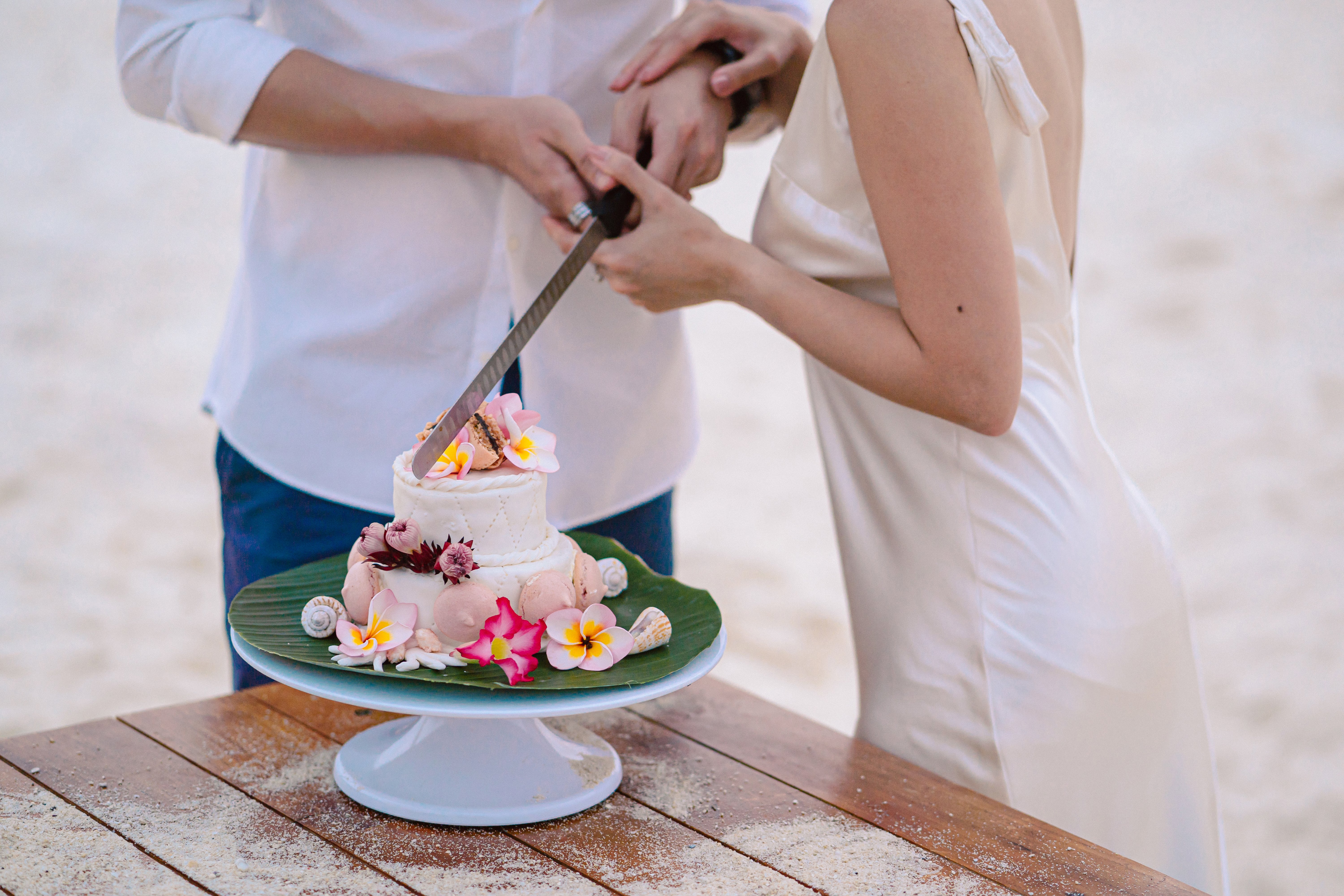 cutting_wedding_cake