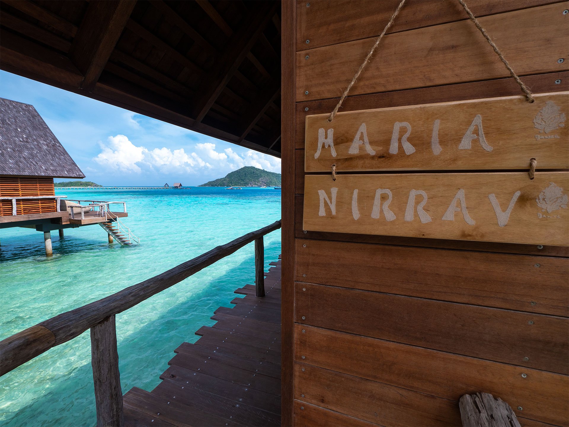 peek-view-overwater-suites-turquoise-lagoon-hanging-name-signs