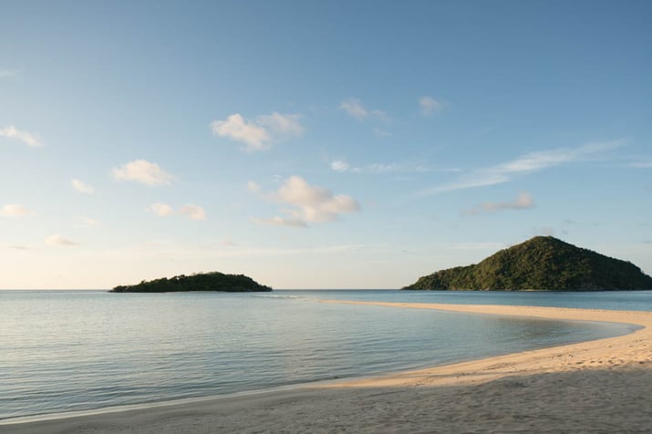 sunlight_into_sand_pathway_leads_to_muerba_with_sanggah_view