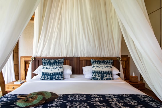 HR-close-up-elang-bed-white-canopy-blue-runner-hand-fans-2