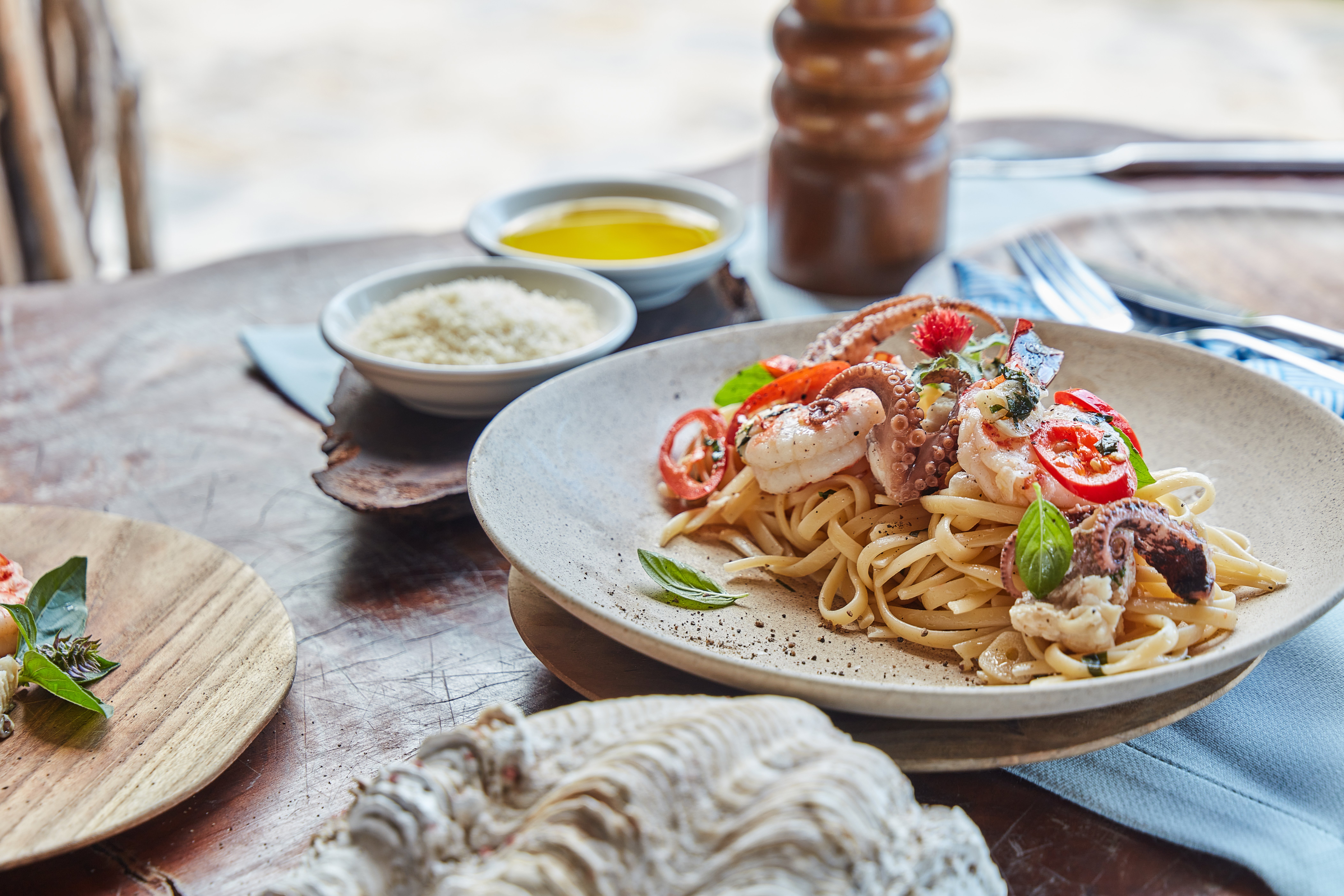 close_up_seafood_spaghetti_with_small_plate_of_olive_oil_and_cheese_powder_boat_house (3)