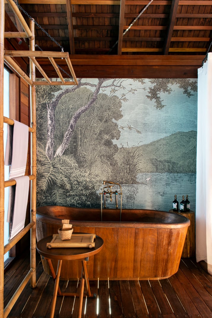 copper_bath_tub_side_wall_painting_with_shower_faucet_bamboo_towel_ladder_overwater_suite (2)