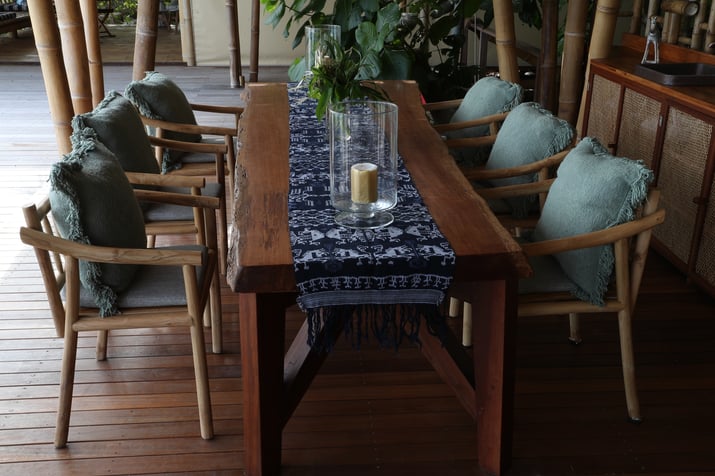 infinity-pool-villa-blue-table-runner-candle-lantern-dine-area-2