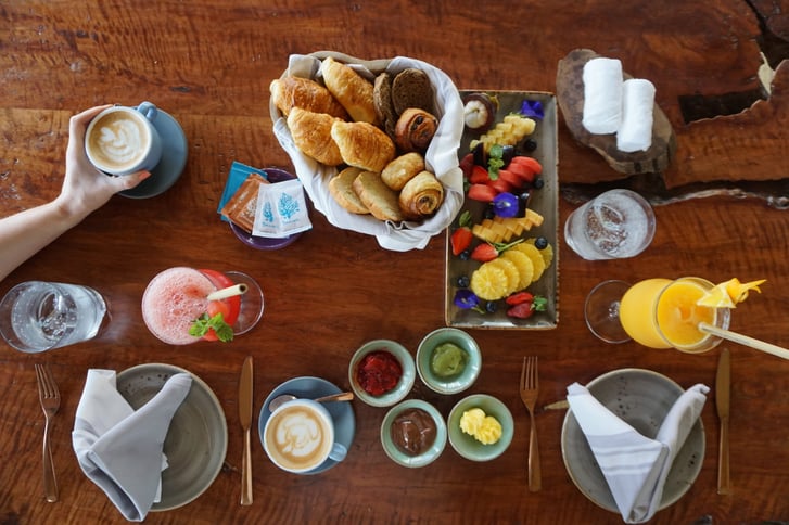 treetops_breakfast_breads_in_basket_tropical_fruits_coffee_juices