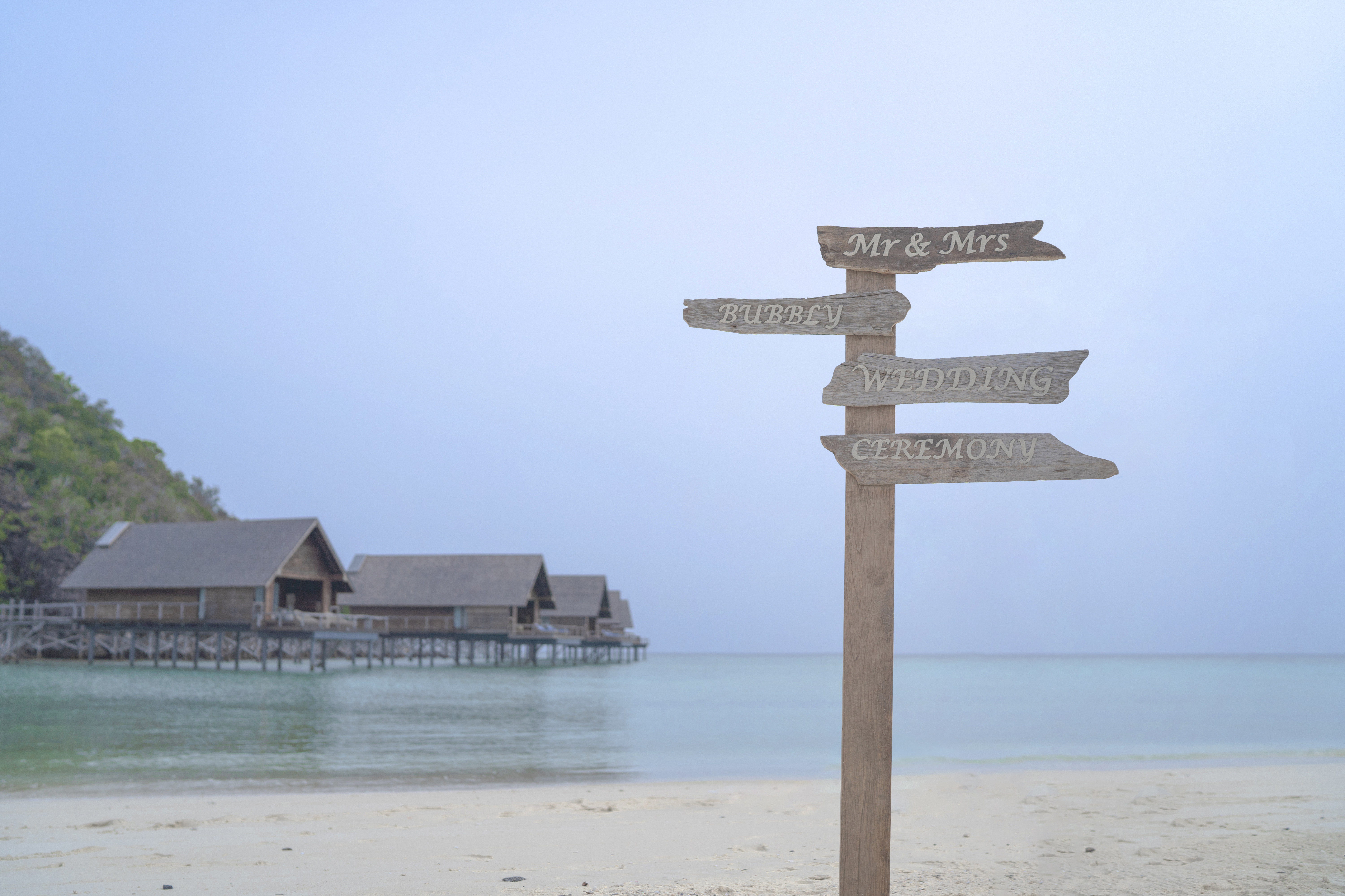 wedding signpost Mr & Mrs, bubbly, Reception - 2021 wedding trends, Bawah Reserve, Indonesia